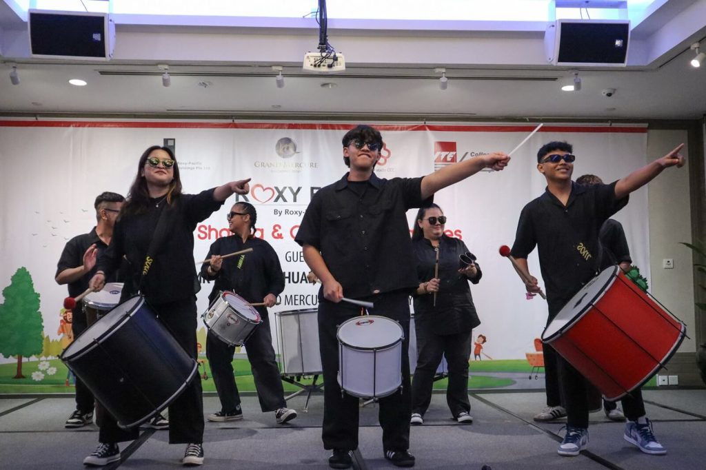 Students performing at Roxy Foundation Dinner